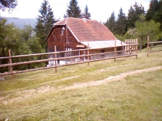 МЕШТАНИ ПЉЕВАЉСКИХ ПОГРАНИЧНИХ СЕЛА ОГОРЧЕНИ: Мигранти им проваљују у куће и наносе штете